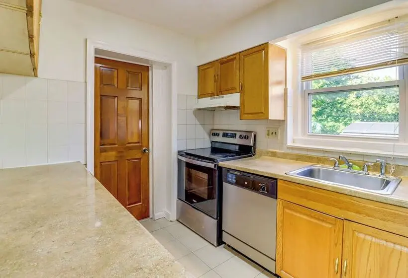 Dc Area Home: 1 Mi To Light Rail!