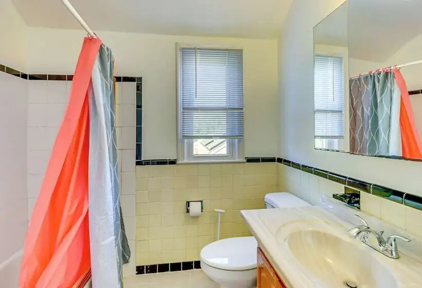 Dc Area Home: 1 Mi To Light Rail!