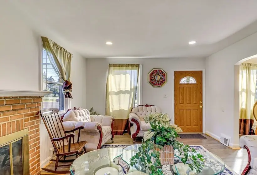 Dc Area Home: 1 Mi To Light Rail!