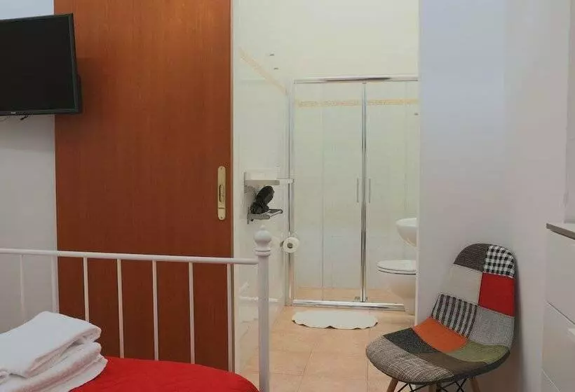 ベッドアンドブレックファースト Bed&bread Piazza  Nzegna