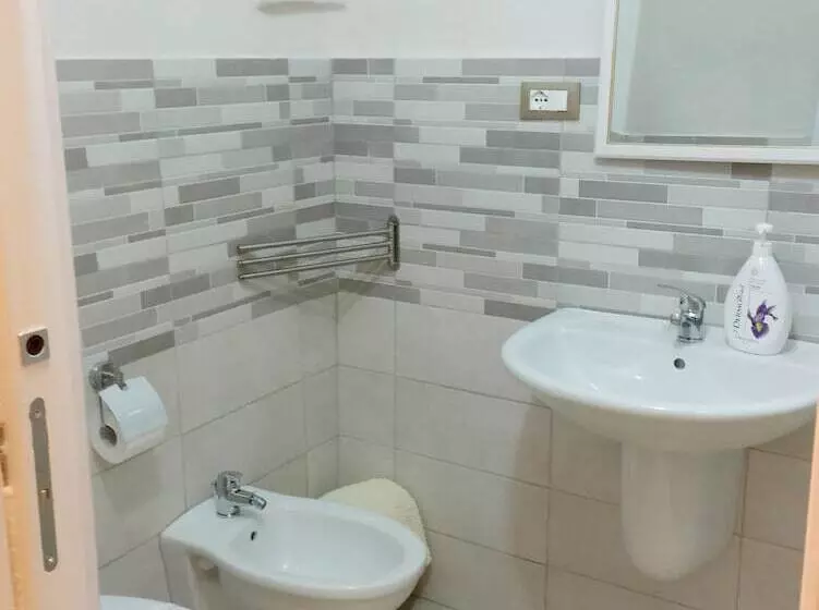 ベッドアンドブレックファースト Bed&bread Piazza  Nzegna