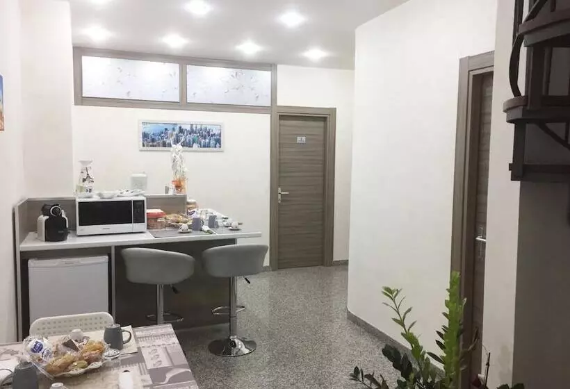 تختخواب و صبحانه Charm Airport