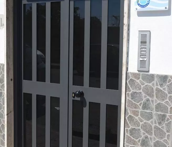 تختخواب و صبحانه Charm Airport