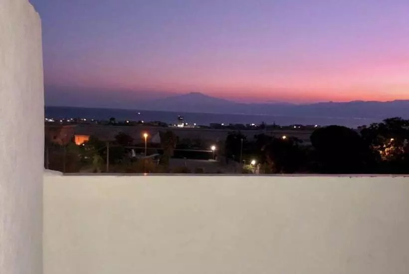 تختخواب و صبحانه Charm Airport