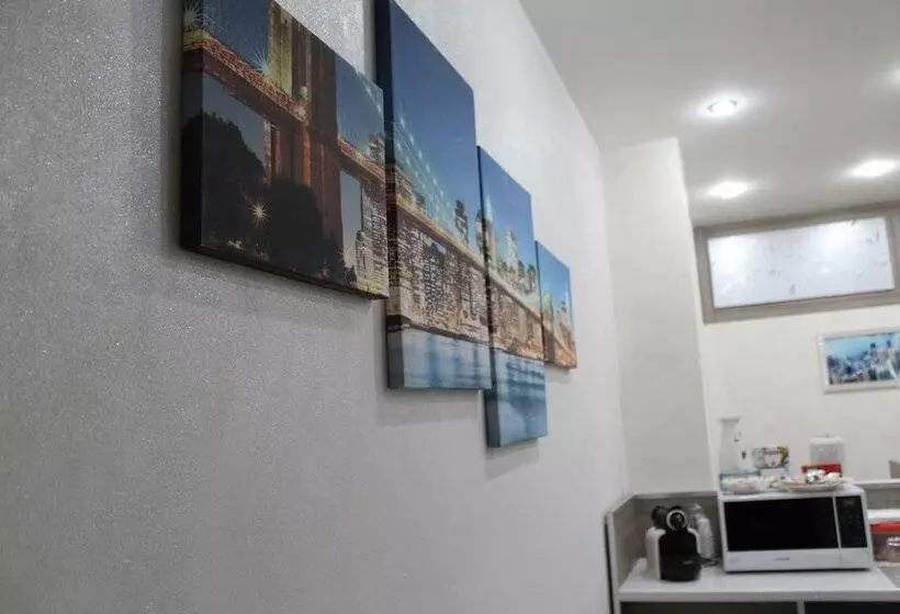 تختخواب و صبحانه Charm Airport