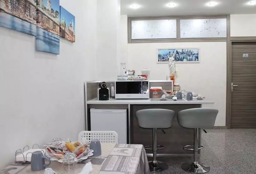 تختخواب و صبحانه Charm Airport