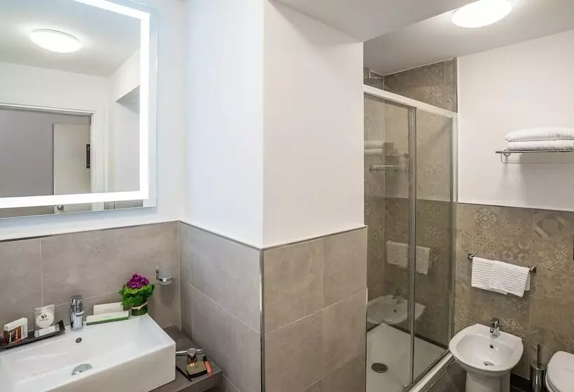 هتل Navona Essence