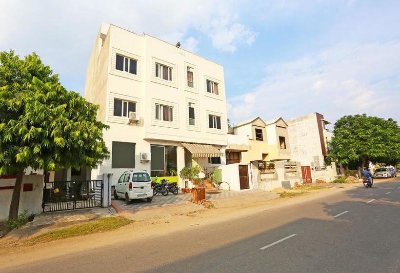 ホテル Collection O 28716 Aditya Residency