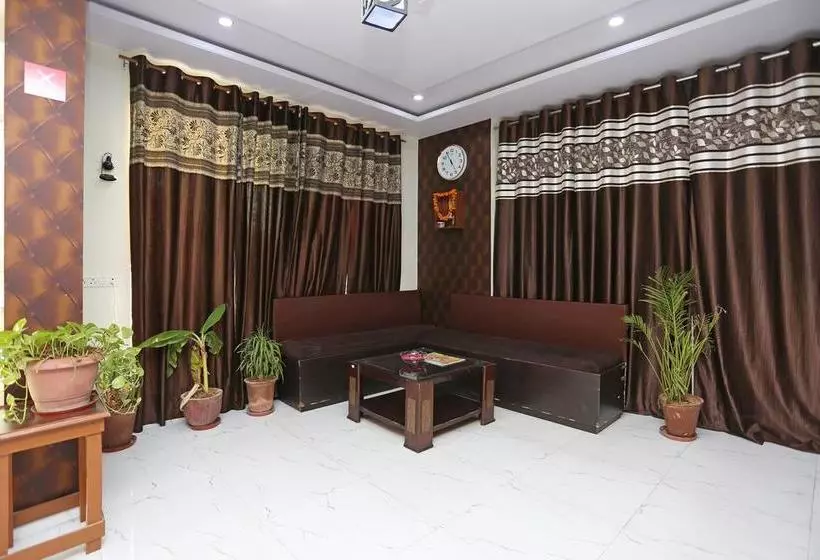 ホテル Collection O 28716 Aditya Residency