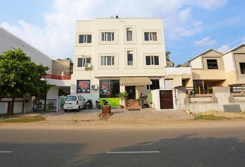 ホテル Collection O 28716 Aditya Residency