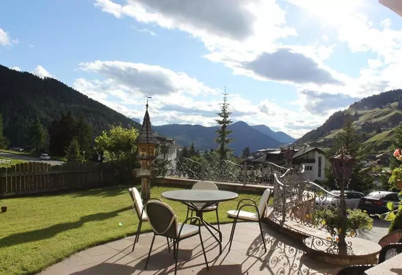 Garni Hotel Rosengarten B&b