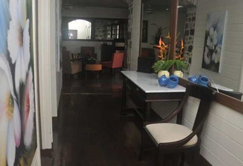 هتل Cobblestone Inn