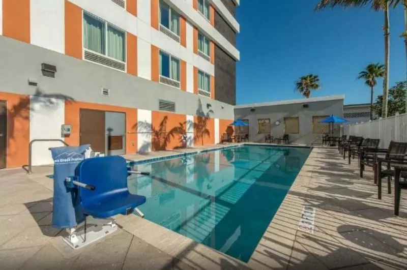 Hotelli Comfort Suites Fort Lauderdale Airport & Cruise Port