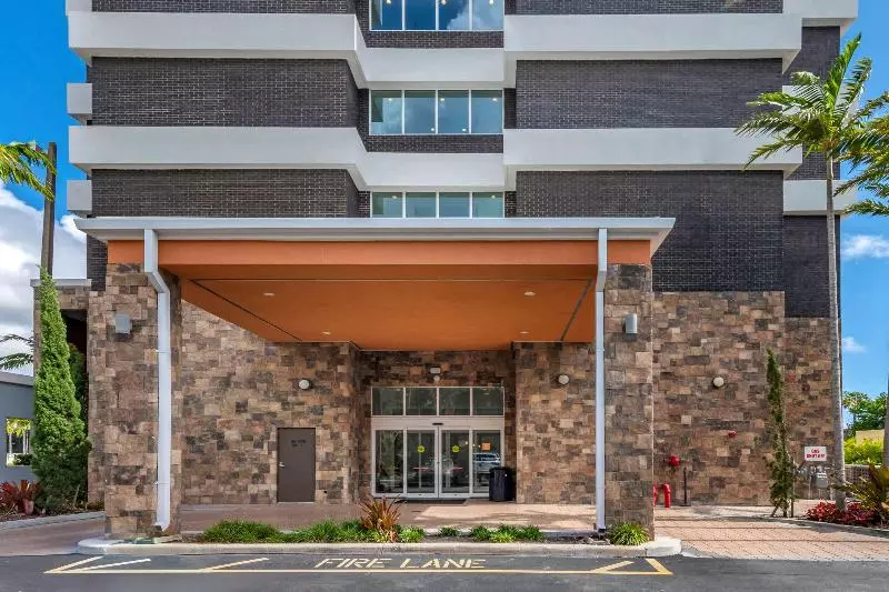 Hotelli Comfort Suites Fort Lauderdale Airport & Cruise Port