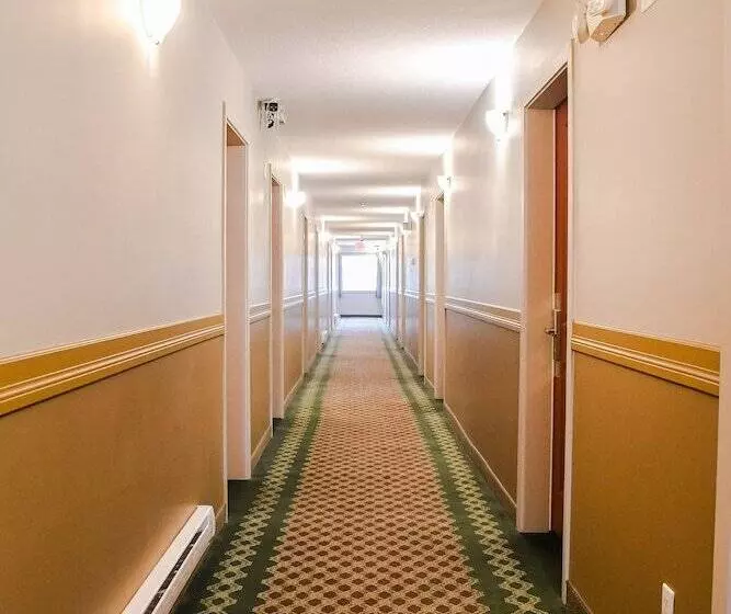 ホテル Crest Inn And Suite