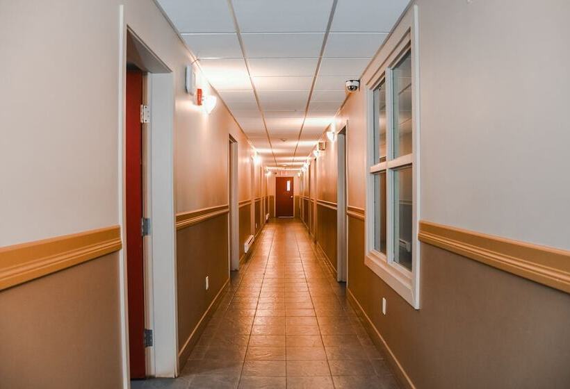 هتل Crest Inn And Suite