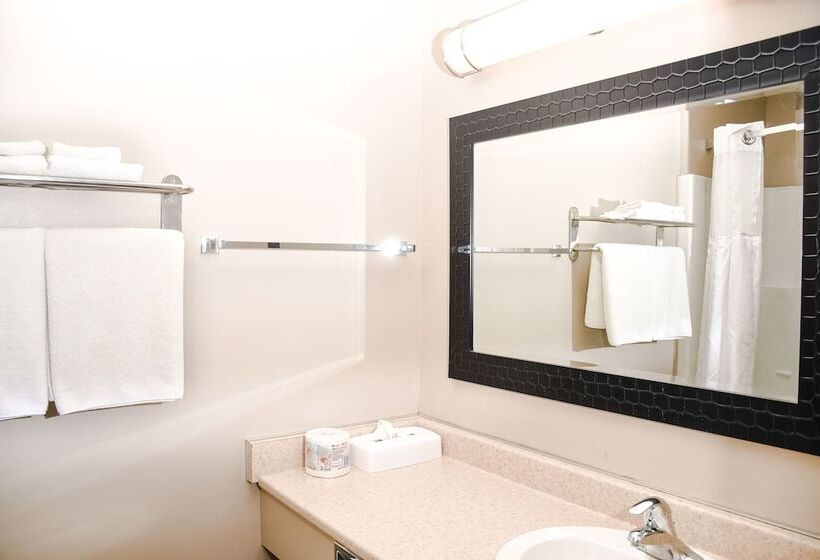 هتل Crest Inn And Suite