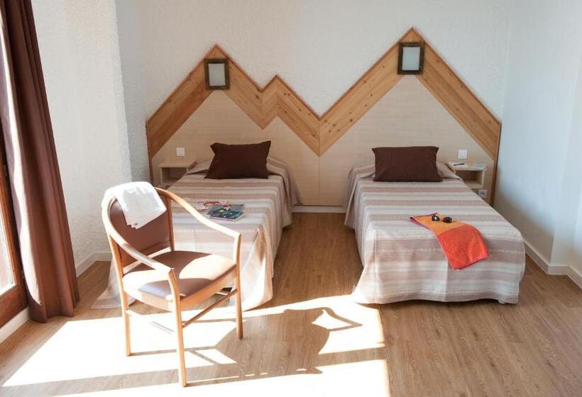 Отель Village Club Les Hyvans