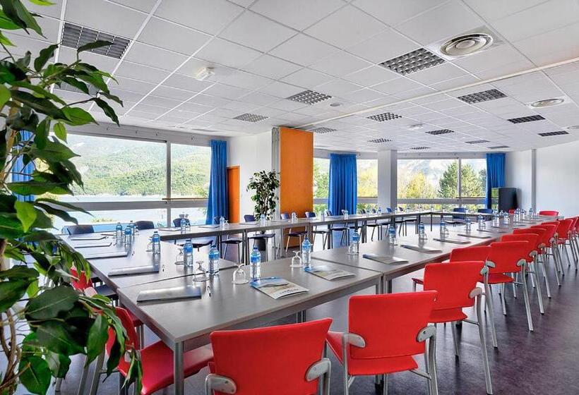 Отель Village Club Les Hyvans