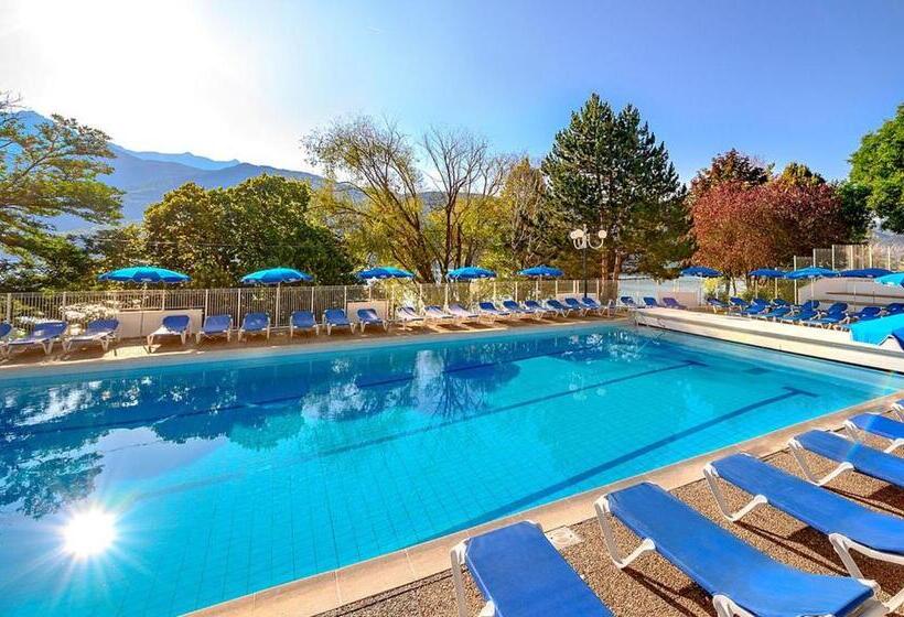 Отель Village Club Les Hyvans