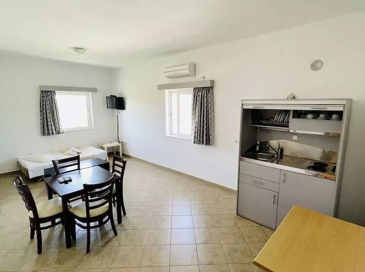 ホテル Stomio Villague