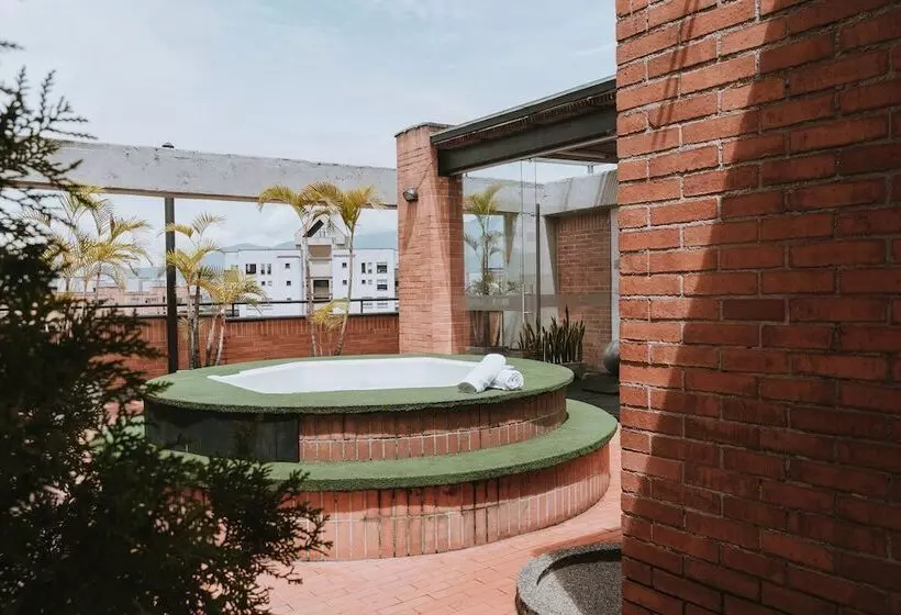 Hotelli Travelers Orange Suites