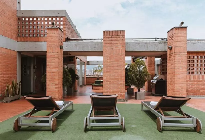 Hotelli Travelers Orange Suites