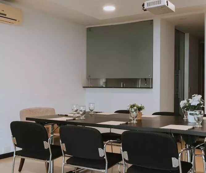 Hotelli Travelers Orange Suites