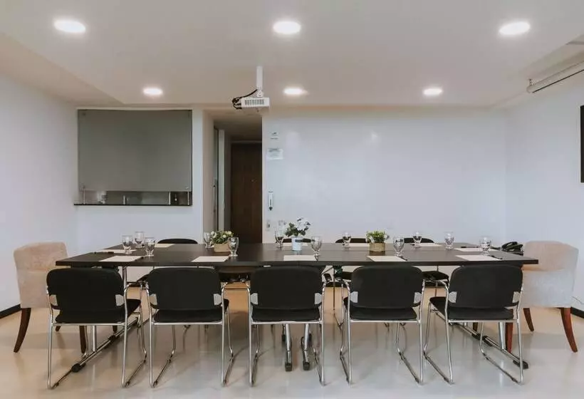 Hotelli Travelers Orange Suites