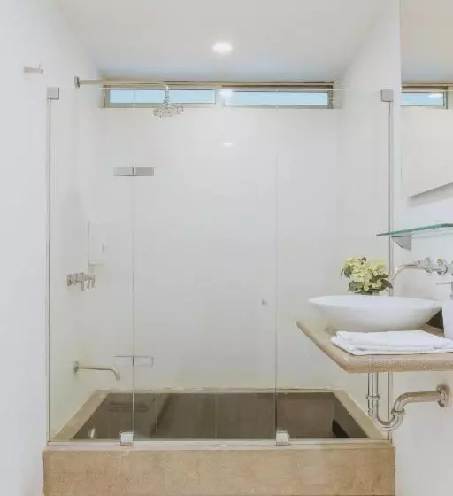 Hotelli Travelers Orange Suites