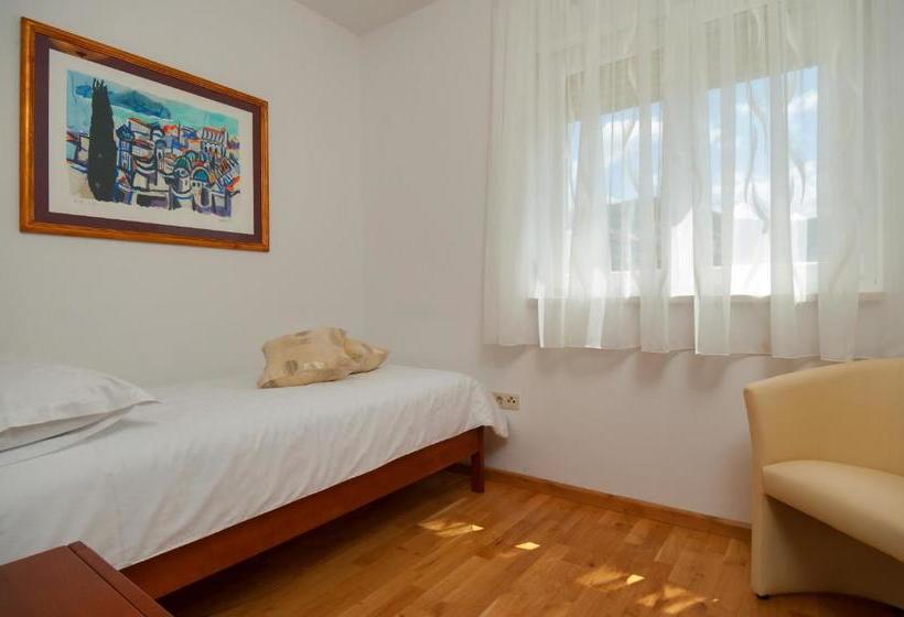 هتل Apartments Maja