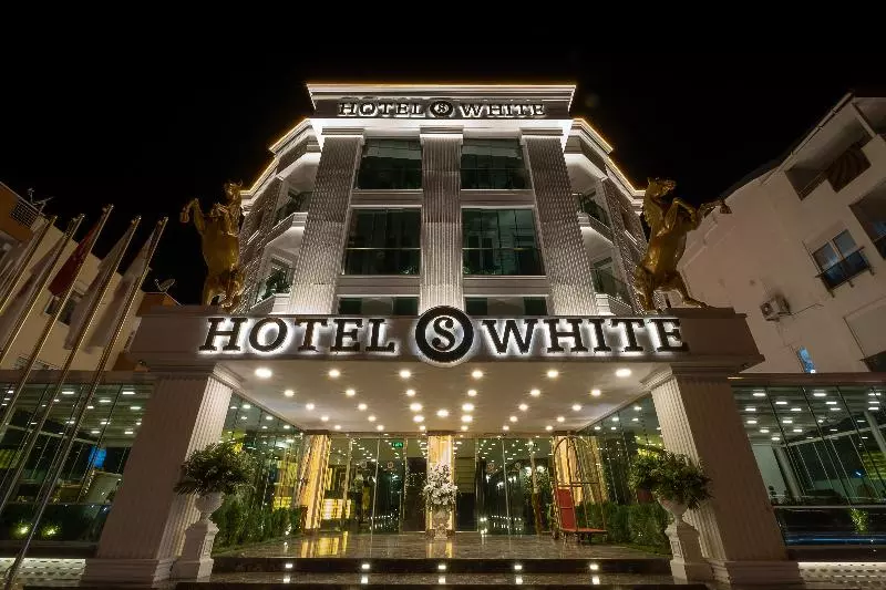 هتل S White