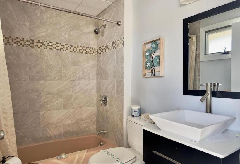 Colonial Valley Motel