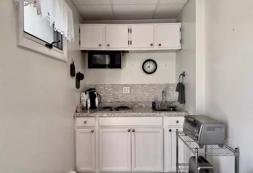 Colonial Valley Motel