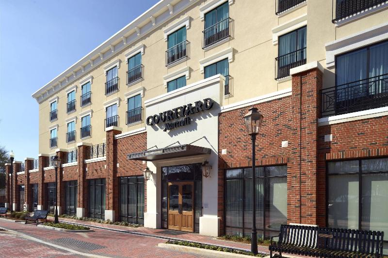 בית מלון כפרי Courtyard By Marriott Lagrange