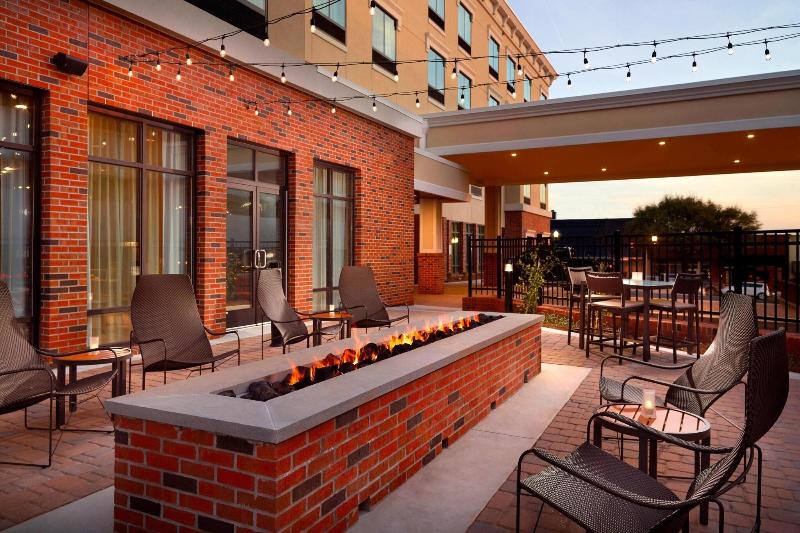 בית מלון כפרי Courtyard By Marriott Lagrange