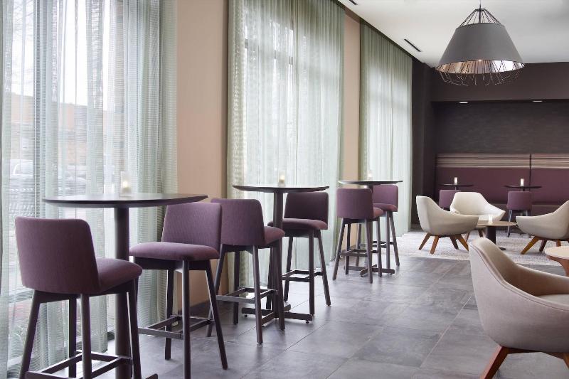 בית מלון כפרי Courtyard By Marriott Lagrange