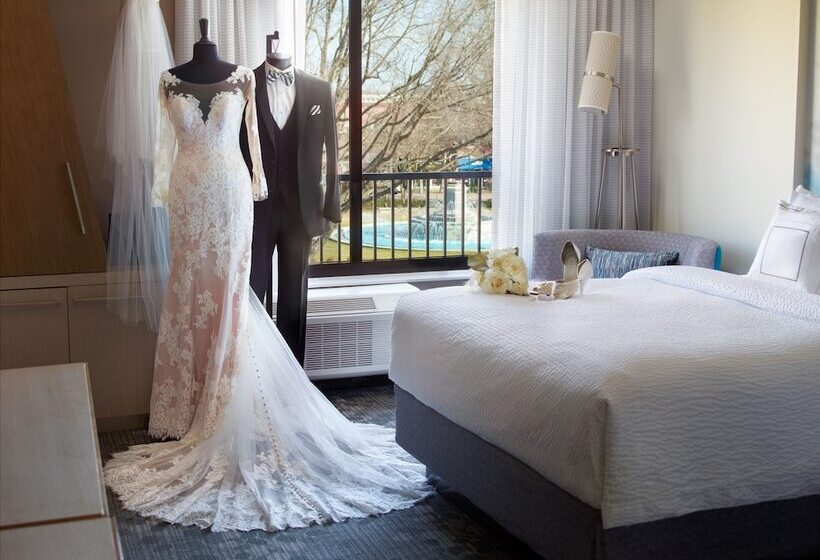 בית מלון כפרי Courtyard By Marriott Lagrange