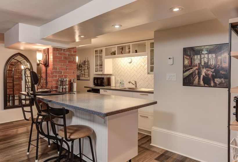 Отель Parker House Suites