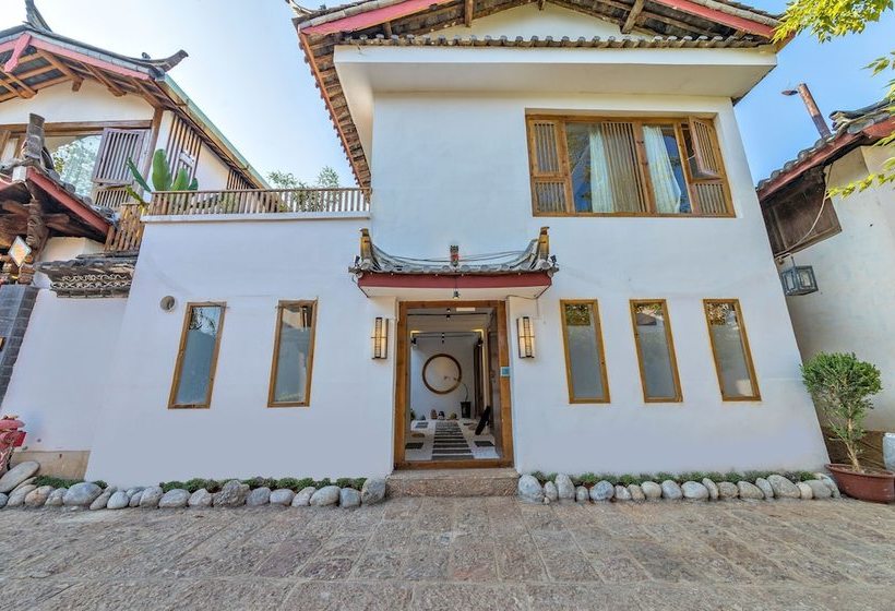 فندق A Little House