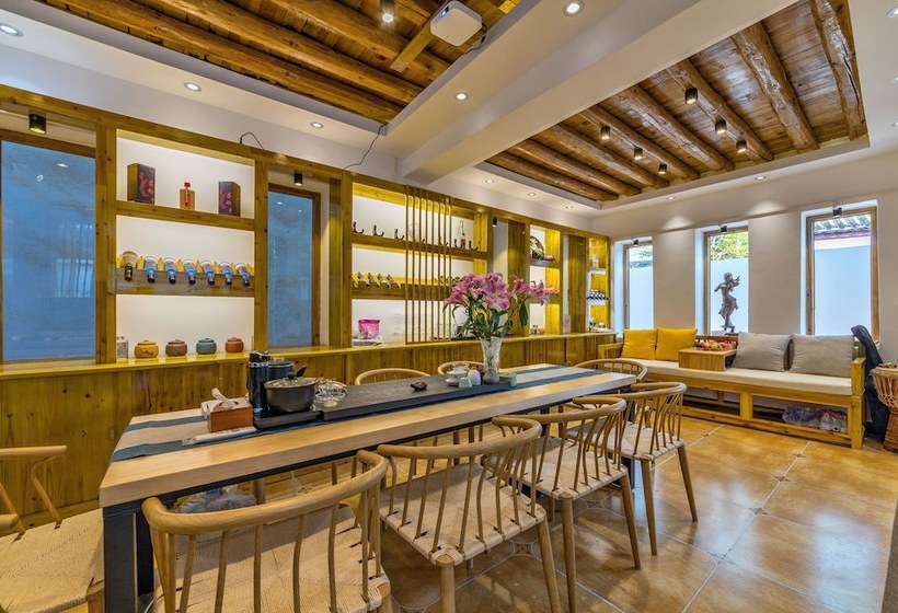 فندق A Little House