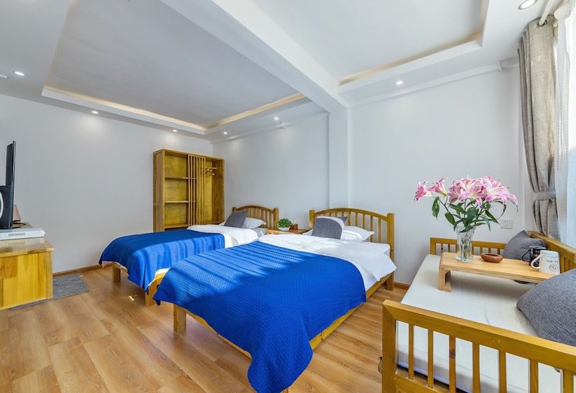 فندق A Little House