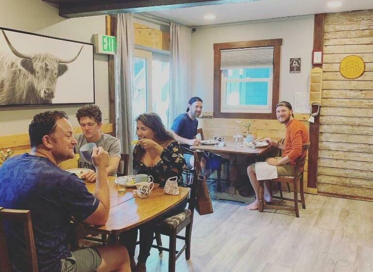 فندق Fireside Inn & Hostel