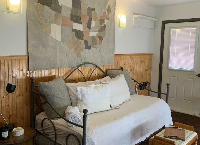 فندق Fireside Inn & Hostel