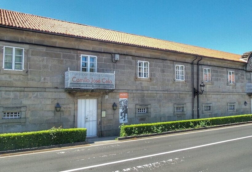 هتل Albergue Cruces De Iria   Hostel