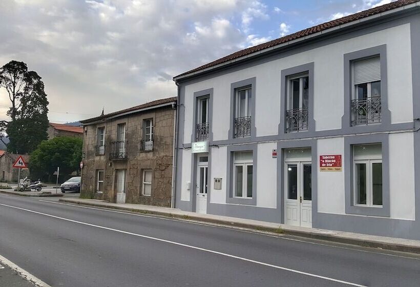 هتل Albergue Cruces De Iria   Hostel