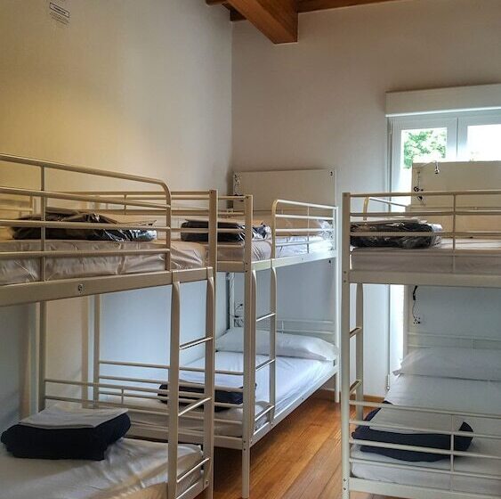هتل Albergue Cruces De Iria   Hostel