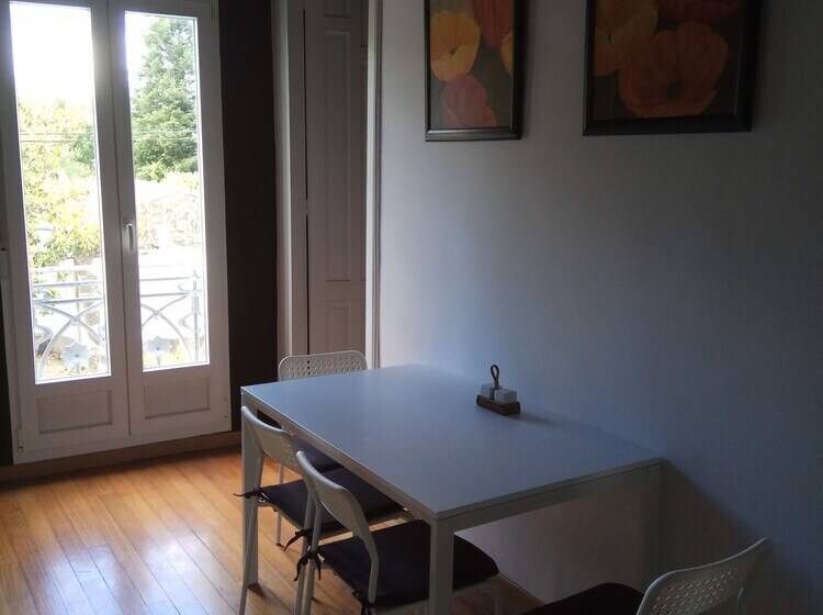 هتل Albergue Cruces De Iria   Hostel