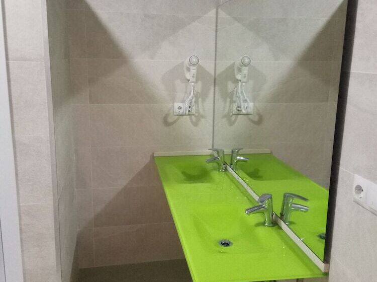 هتل Albergue Cruces De Iria   Hostel