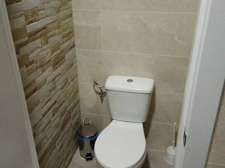 هتل Albergue Cruces De Iria   Hostel